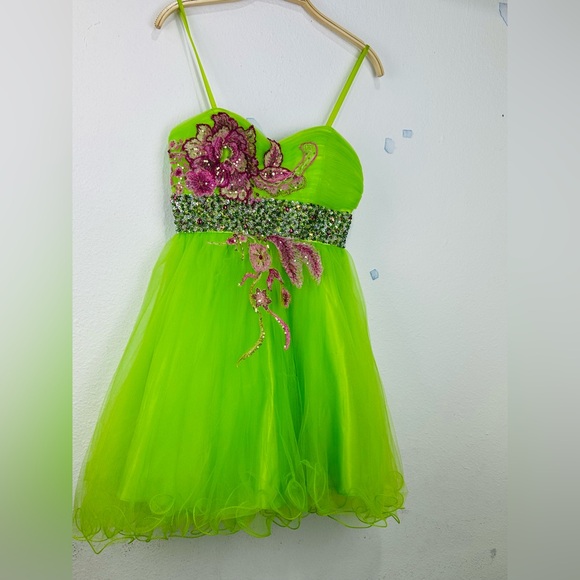 Dave & Johnny Lime Green Satin Dress - Picture 3 of 14